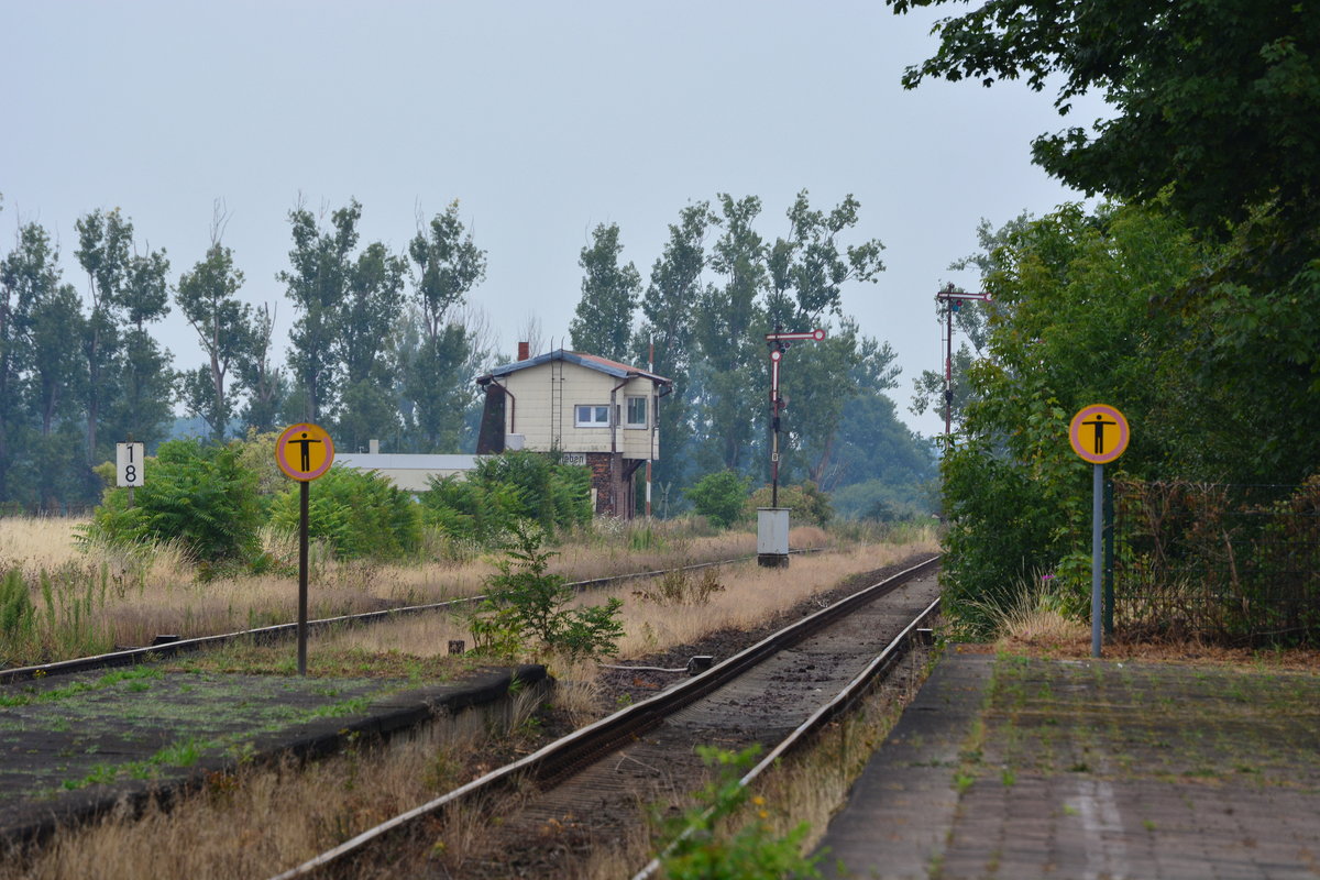 Blick auf das Fahrdienstleiterstellwerk sowie die Ausfahrsignale gen Magdeburg.

Barleben 22.07.2018