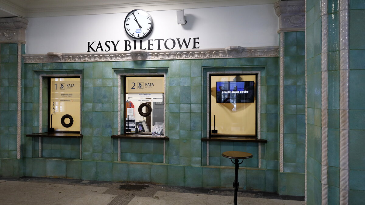 Blick auf die Fahrkartenschalter in Boleslawiec, rechts noch das typische Tischen , auf welchem man sei Gepäck beim Fahrkartenkauf abstellen konnte.18.12.2022  11:02 Uhr.