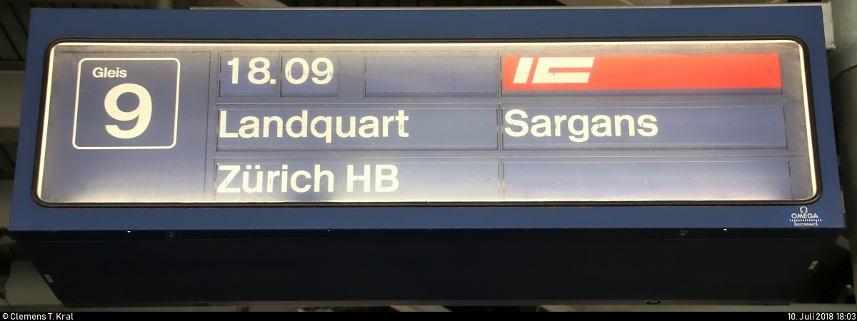 Blick auf eine Faltblattanzeige im Bahnhof Chur (CH) auf Gleis 9.
Bemerkenswert, dass sie neben einigen anderen noch im Betrieb ist.
[10.7.2018 | 18:03 Uhr]