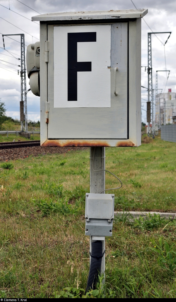 Blick auf eine Fernsprechanlage in Teutschenthal, Baustoffwerk, an der Bahnstrecke Halle–Hann. Münden (KBS 590).
[11.7.2020 | 13:23 Uhr]