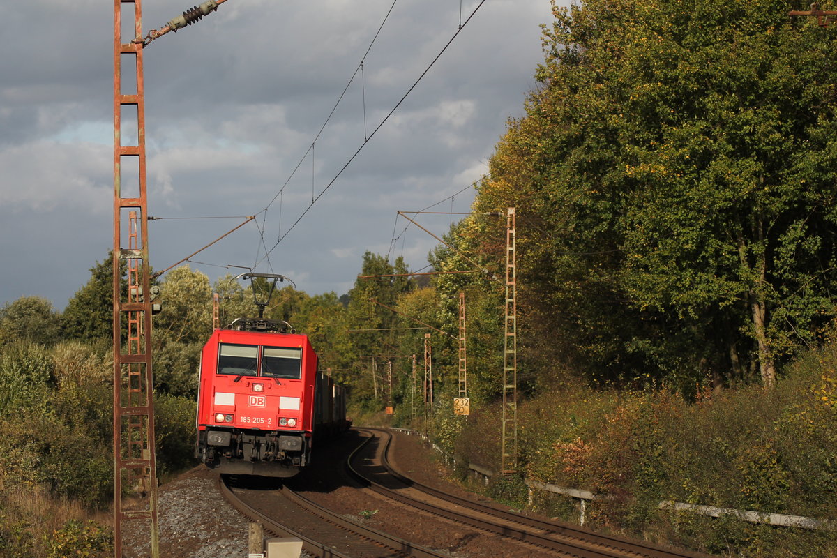 Blick auf die Front der 185 205, die am 03.10.2018 ihren Containerzug durch das herbstliche Südniedersachsen in Richtung Eichenberg zieht.