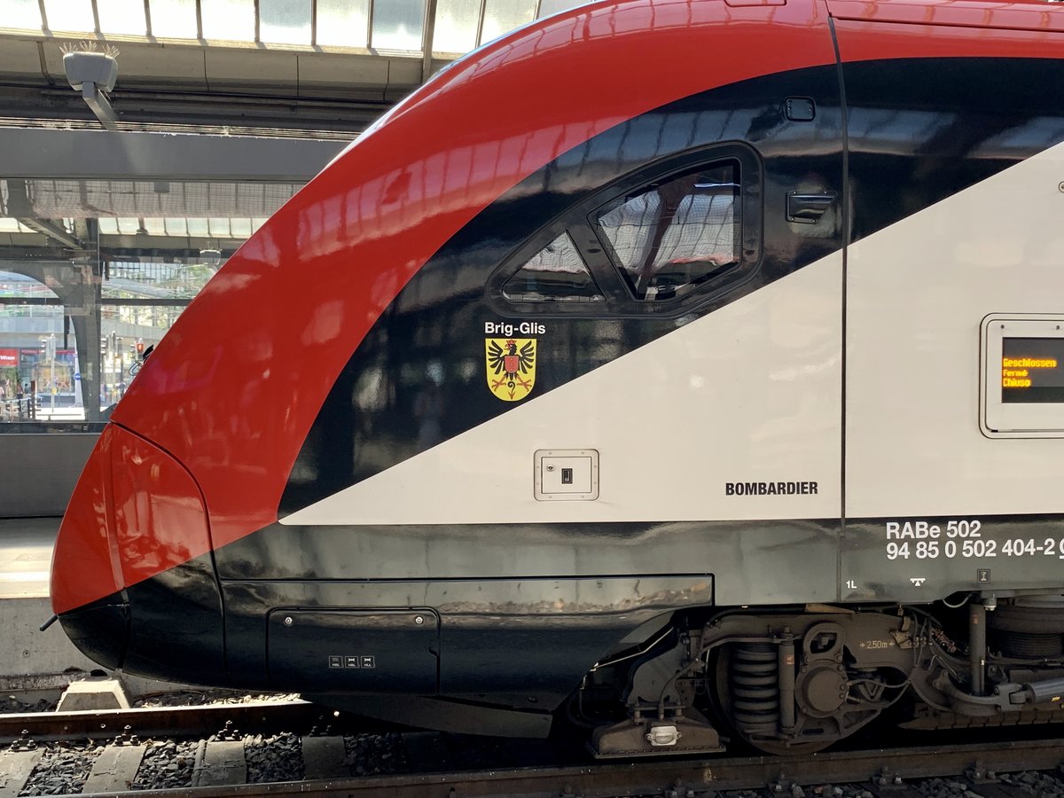 Blick auf den Führerstand und aufs schöne Wappen von Brig-Glis auf dem RABe 502 404 am 6.8.20 im HB Zürich. 