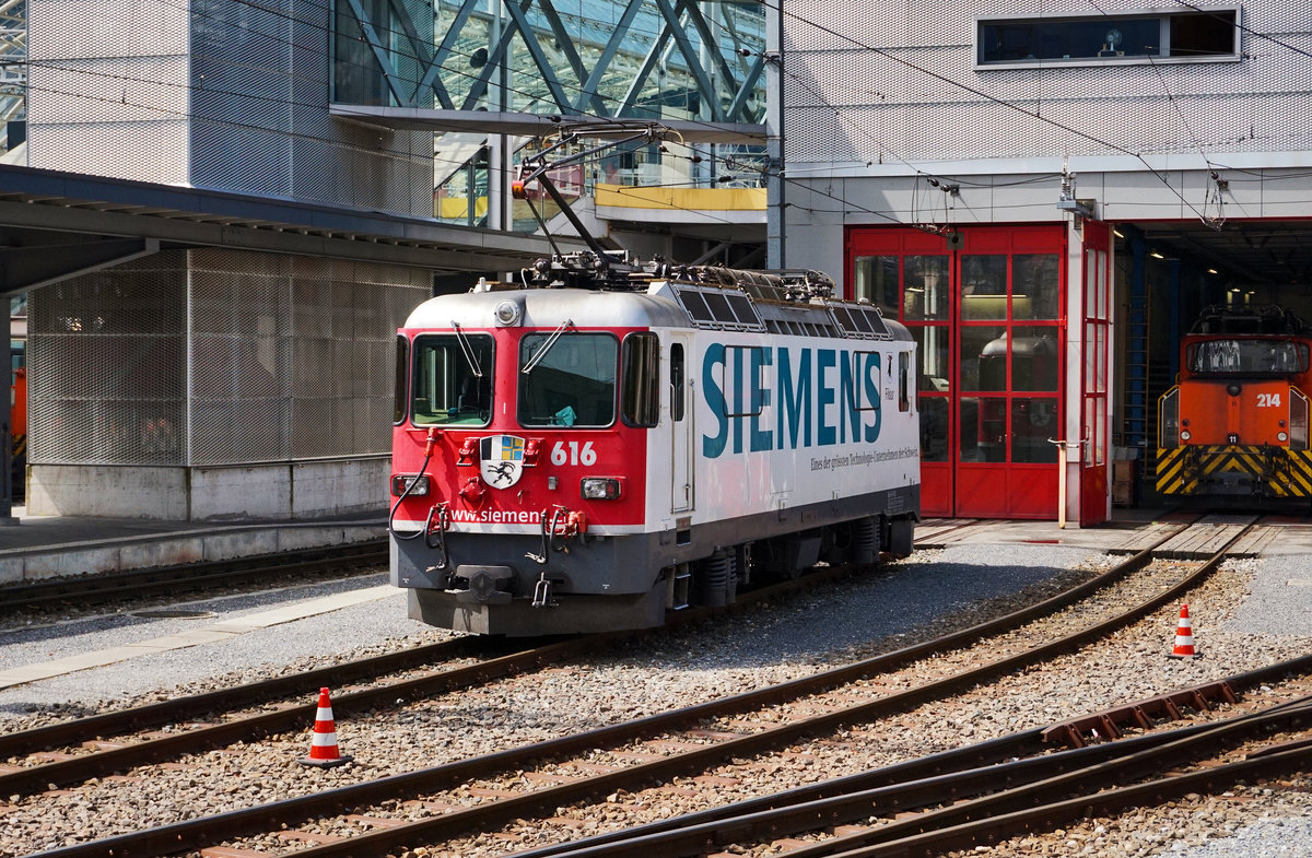 Blick auf die für SIEMENS werbende Ge 4/4 II 616  Filisur .
Aufgenommen am 21.7.2016 in Chur.