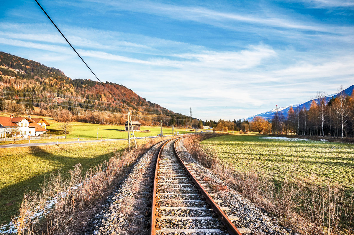 Blick auf die Gailtalbahn, kurz hinter dem Bahnhof Kötschach-Mauthen.
Aufgenommen am 23.11.2017.

Gute Neuigkeiten gibs hierbei zu verkünden.
Die Landesregierung ist nun auf unserer Seite und steht offiziell zur Erhaltung der Infrastruktur. Nun können wir uns über die nächsten drei Jahre über 830.000€ an Förderungen seitens des Landes Kärnten, für eine touristische Nachnutzung, erfreuen.
Vorerst werden zwischen Kötschach-Mauthen und Rattendorf-Jenig Fahrraddraisinen unterwegs sein.
In weiterer Folge sind aber auch Sonderfahrten oder vielleicht sogar ein Güterverkehr angedacht.
Die Gailtalbahn Betriebs GmbH wird noch in der nächsten Zeit den Antrag zur Umwidmung der Strecke Hermagor - Kötschach-Mauthen, in eine Anschlussbahn, stellen.

Weitere Infos gibt es hier:
<a href= https://www.ktn.gv.at/Service/News?nid=27607  rel= nofollow >www.ktn.gv.at/Service/News?nid=27607</a>
<a href= http://kaernten.orf.at/news/stories/2880225/  rel= nofollow >kaernten.orf.at/news/stories/2880225/</a>


<a href= http://www.gailtalbahn.at/  rel= nofollow >www.gailtalbahn.at/</a>
<a href= https://www.facebook.com/vereingailtalbahn/  rel= nofollow >www.facebook.com/vereingailtalbahn/</a>