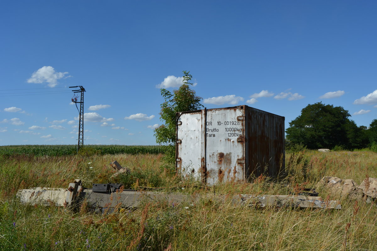 Blick auf die Gefallenen des Rückbaus der Kanonenbahn. Vor einem alten Container liegen einige bereits gefällte Signale. Der Rückbau ist hier noch voll im Gange. 1992 wurde die Strecke ab Nedlitz bis Güterglück 2 Gleisig ausgebaut und 1 Jahr später elektrifiziert. Nur knapp 10 Jahre später wurde die Strecke 2004 stillgelegt und wird teilweise zurück gebaut. 

Schora/Güterglück 20.07.2016

