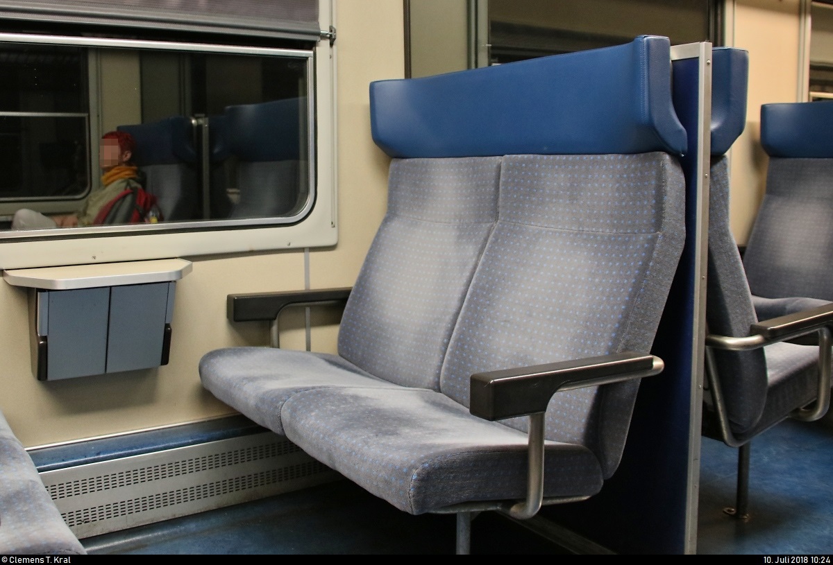 Blick auf eine gemütliche Sitzbank in einem Personenwagen der Gattung  Bpm .
Dieser ist im IR 2262 (IR 37) von Zürich HB (CH) nach Basel SBB (CH) eingereiht und wird von Re 4/4 II 11300 (420 300-6) und Re 4/4 II 11299 (420 299-0) SBB gezogen.
Bleibt abzuwarten, wie lange diese Wagen noch eingesetzt werden.
[10.7.2018 | 10:24 Uhr]