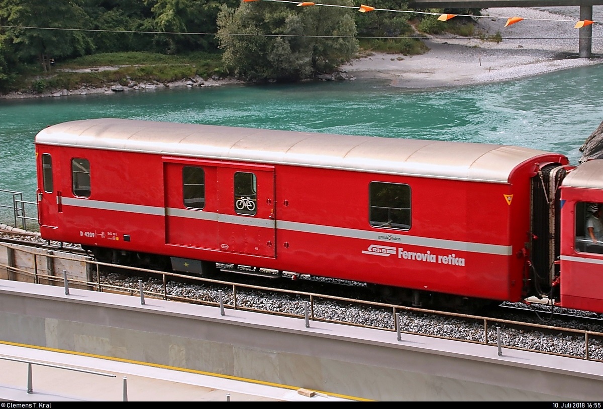 Blick auf den Gepäckwagen D 4209 der Rhätischen Bahn (RhB), der im IR 1152 von St. Moritz (CH) nach Chur (CH) am Zugschluss eingereiht ist und die Alte Hinterrheinbrücke beim Bahnhof Reichenau-Tamins (CH) befährt.
[10.7.2018 | 16:55 Uhr]