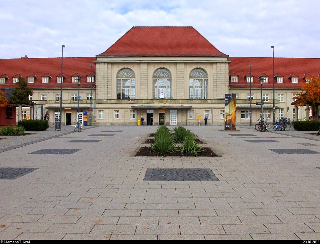 Blick auf das gepflegte Empfangsgebäude des Kulturbahnhofs Weimar. Das Bild habe ich noch mit meiner alten Digitalkamera aufgenommen. [23.10.2016]