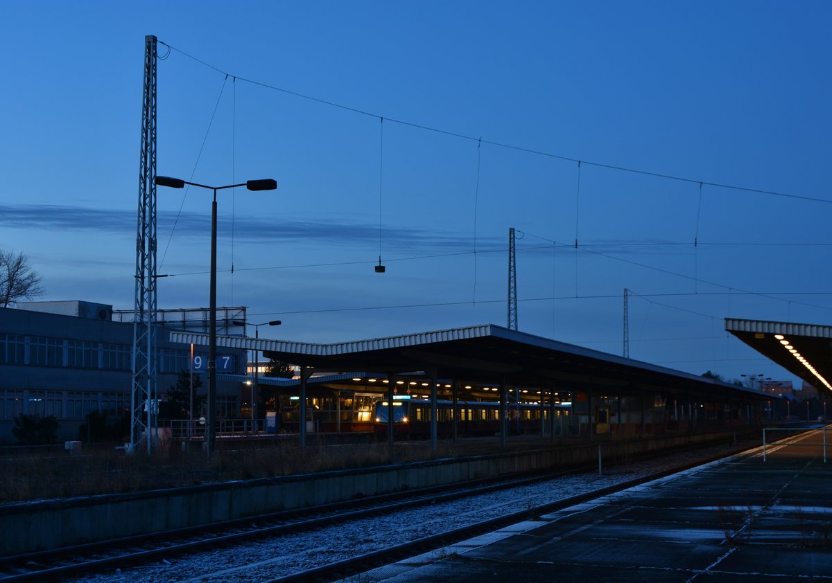 Blick auf den geschlossenen bahnsteig Gleis 7 und 9. Die Gleise 7 9und 10 wurden ab Bahnsteigende abgebaut. Da hier seit Mauerfall nur sehr wenig modernisiert wurde strahlt der Bahnhof einen gewissen Charme aus.

Berlin Schönefeld 08.01.2018