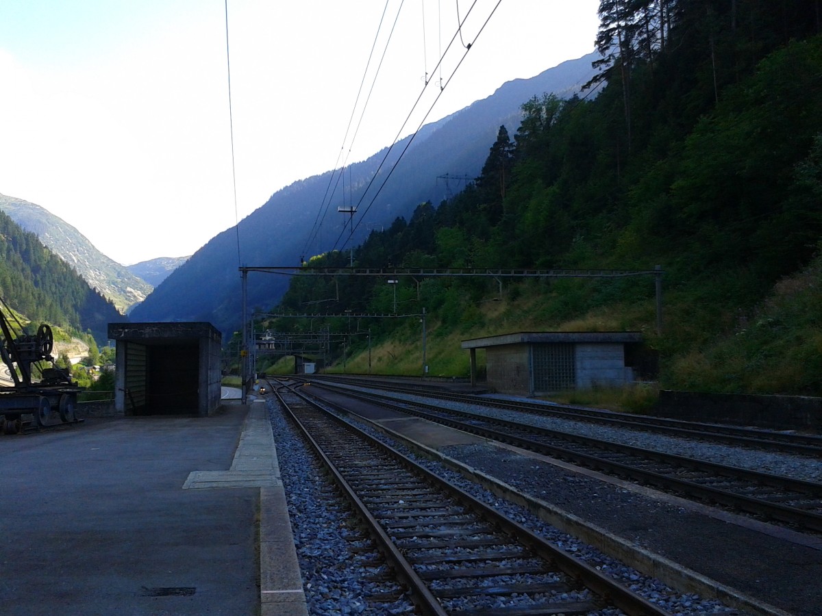 Blick auf die Gleisanlagen des aufgelassenen Bahnhofs Wassen, an der Gotthard-Nordrampe. (21.7.2015)

