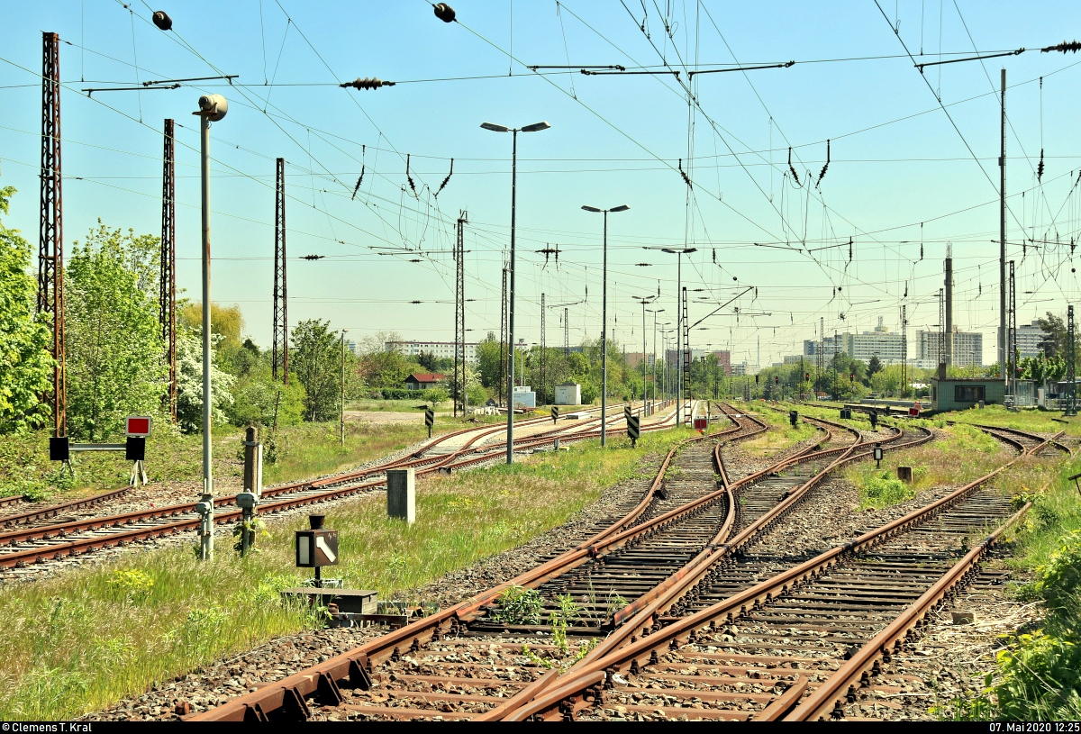 Blick auf die Gleisanlagen des Bahnhofs Halle-Nietleben auf der Bahnstrecke Merseburg–Halle-Nietleben (KBS 588). Wo wenige zuvor noch viele Bombardier Talent 2 der S-Bahn Mitteldeutschland (DB Regio Südost) dicht an dicht standen, da sie wegen des eingeschränkten Corona-Fahrplans nicht gebraucht wurden, ist von abgestellten Zügen mittlerweile wieder keine Spur zu sehen.
Aufgenommen hinter dem Zaun an der Heidestraße.
[7.5.2020 | 13:25 Uhr]
