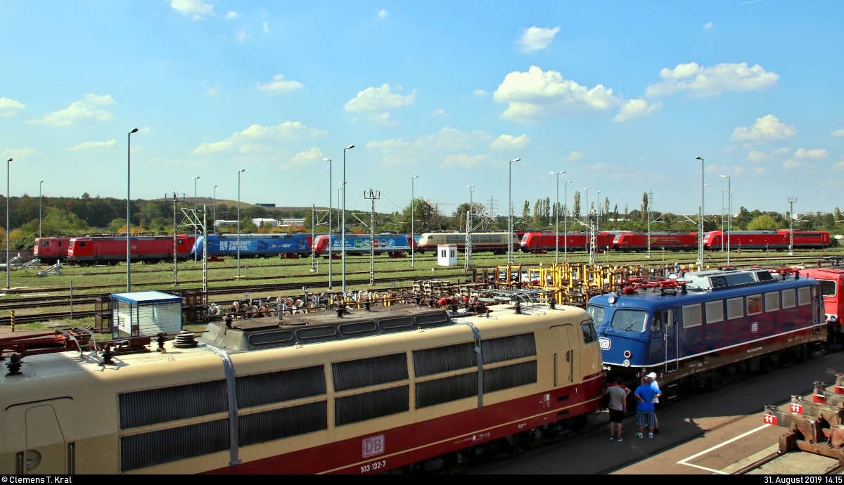 Blick auf die Gleisanlagen des DB Werk Dessau (DB Fahrzeuginstandhaltung GmbH) mit zahlreich abgestellten E-Loks unterschiedlicher Generationen.
Aufgenommen von einer frei zugänglichen Treppe während des Tags der offenen Tür anlässlich 90 Jahre Instandhaltung elektrischer Lokomotiven.
(verbesserte Version mit erneutem Weißabgleich)
[31.8.2019 | 14:15 Uhr]