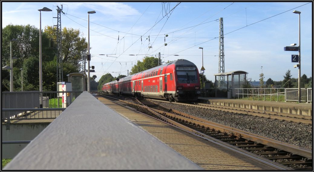 Blick auf die Gleisanlagen der Kbs 485 in Kohlscheid (Rhl)aus der Geländeperspektive.Der Wupper Express zieht gerade in Richtung Aachen durch.Oktober 2014.
