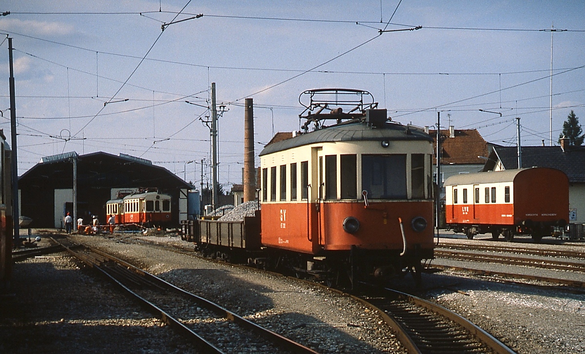 Blick auf die Gleisanlagen in Vorchdorf-Eggenberg im Juli 1991, im Vordergrund ET 23 103 der Lokalbahn Gmunden-Vorchdorf, im Hintergrund sind noch zwei Normalspur-ET der Lokalbahn Lambach-Vorchdorf zu erkennen