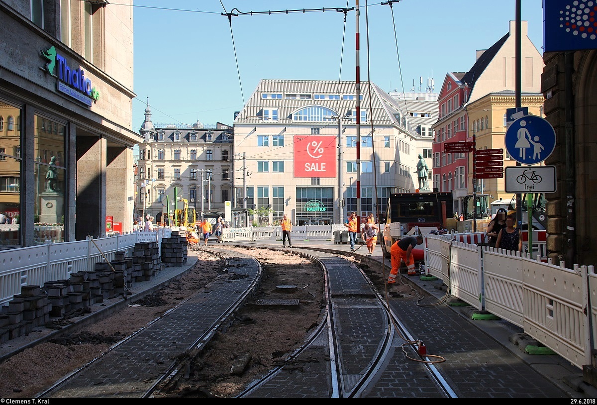 Blick auf Gleisbauarbeiten für die Hallesche Verkehrs-AG (HAVAG) an der Haltestelle Marktplatz, die vier Tage andauerten.
Währenddessen blieb die Strecke von und zum Franckeplatz voll gesperrt, sodass zahlreiche Linien umgeleitet und Baustellenlinien eingerichtet wurden.
[29.6.2018 | 9:52 Uhr]