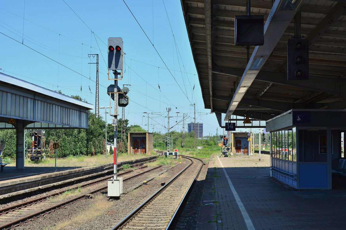 Blick auf die Gleise 14 und 15 in Oberhausen. Von Gleis 14 kann man heute nur noch Richtung Oberhausen West fahren und Gleis 15 ist heute ein Stumpfgleis. Das ehemalige Ausfahrtsignal R015 kann nur noch Hp0 anzeigen.

Oberhausen 14.06.2019