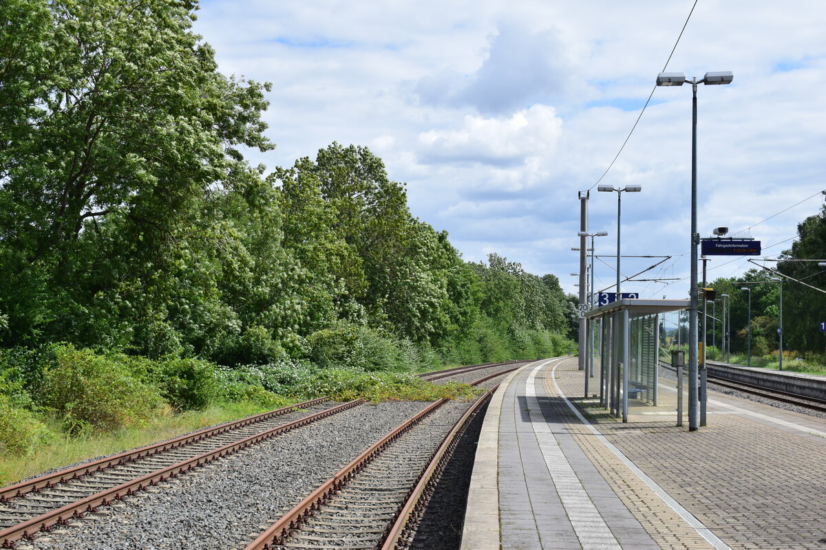 Blick auf die Gleise 3 und 4 in Bretleben. Hier hält seit 2006 nichts mehr planmäßig. Denn von Gleis 3 kommt man nur in Richtung Bad Frankenhausen. 2006 wurde der Verkehr nach Sondershausen eingestellt und anschließend die Strecke 2008 stillgelegt. Ab Bad Frankenhausen ist die Strecke bis Sondershausen abgebaut. 

Bretleben 16.08.2021