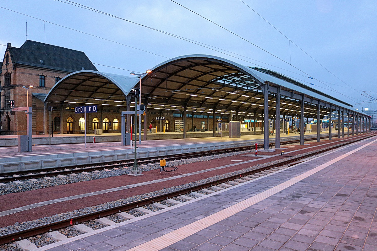 Blick auf die Gleise 8-11 der erleuchteten Ostseite samt Bahnhofshalle in Halle(Saale)Hbf am späten Nachmittag. Momentan sieht alles ruhig aus; die nächsten Züge folgen in Kürze. [2.12.2017 | 16:17 Uhr]