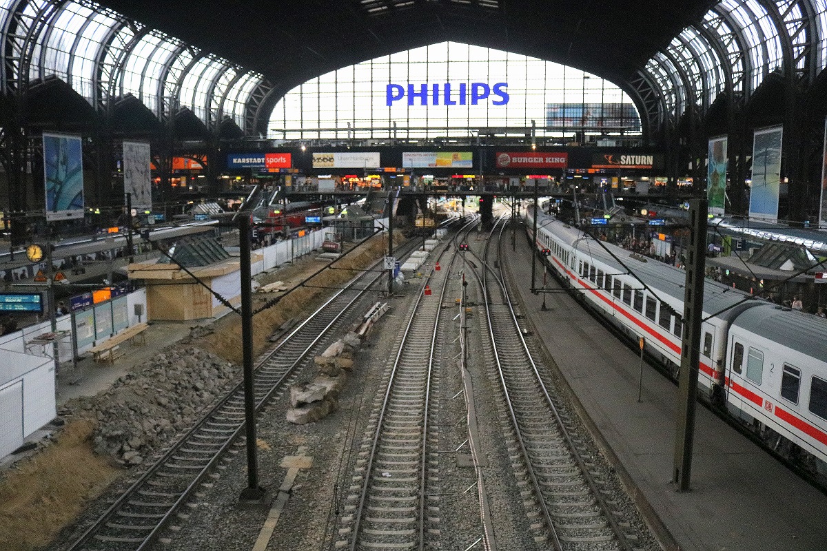 Blick auf die Gleise und die Bahnhofshalle von Hamburg Hbf. Gut zu erkennen sind die Bauarbeiten an Bahnsteig 8, die bis zum 1.9.2017 abgeschlossen sein sollen. [29.7.2017 - 14:38 Uhr]