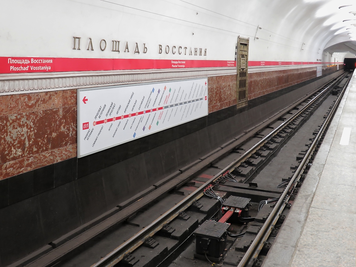 Blick auf die Gleise in der U-Bahn-Station Ploschad Vosstaniya in St. Petersburg, 16.7.17 