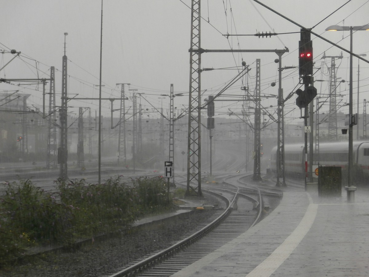 Blick auf das Gleisfeld in Richtung Duisburg am 31.8.14 während eines starken Regenschauers.

Düsseldorf 31.08.2014