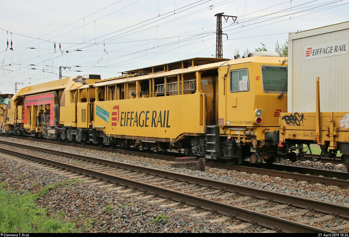 Blick auf eine Gleisstopfmaschine Gleisstopfmaschine Plasser & Theurer 09-32 Unimat 4S (99 80 9124 024-7 D-ERD) der Eiffage Rail Niederlassung der Eiffage Infra-Bau SE, die in einem Bauzug mit 218 469-5  Betty Boom  der Railsystems RP GmbH eingereiht ist und, von Naumburg(Saale)Hbf kommend, in Großkorbetha auf der Bahnstrecke Halle–Bebra (KBS 580) fährt.
[27.4.2019 | 10:26 Uhr]