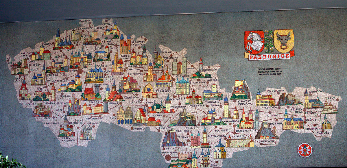 Blick auf das große Wandgemälde im EG Pardubice, es zeigt eine Karte Tschechiens und der Slovakei mit den typischen Baudenkmälern und dem Eisenbahnnetz.31.10.2019 09:57 Uhr.