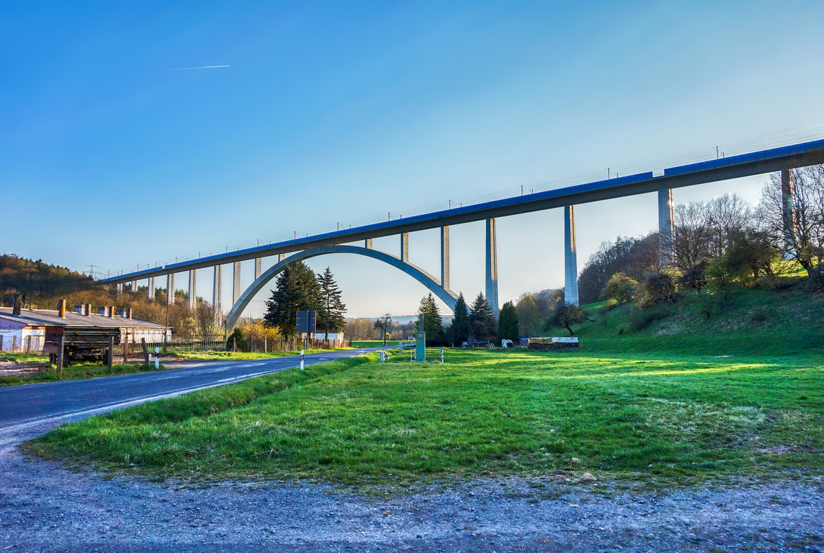 Blick auf die Grümpentalbrücke der Neubaustrecke Ebensfeld–Erfurt.
Aufgenommen am 9.4.2017.