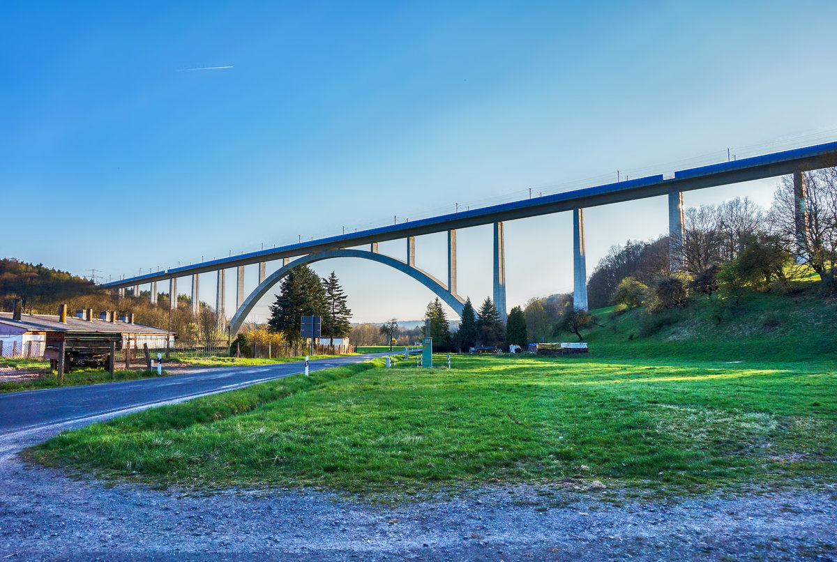 Blick auf die Grümpentalbrücke der Neubaustrecke Ebensfeld–Erfurt.
Aufgenommen am 9.4.2017.