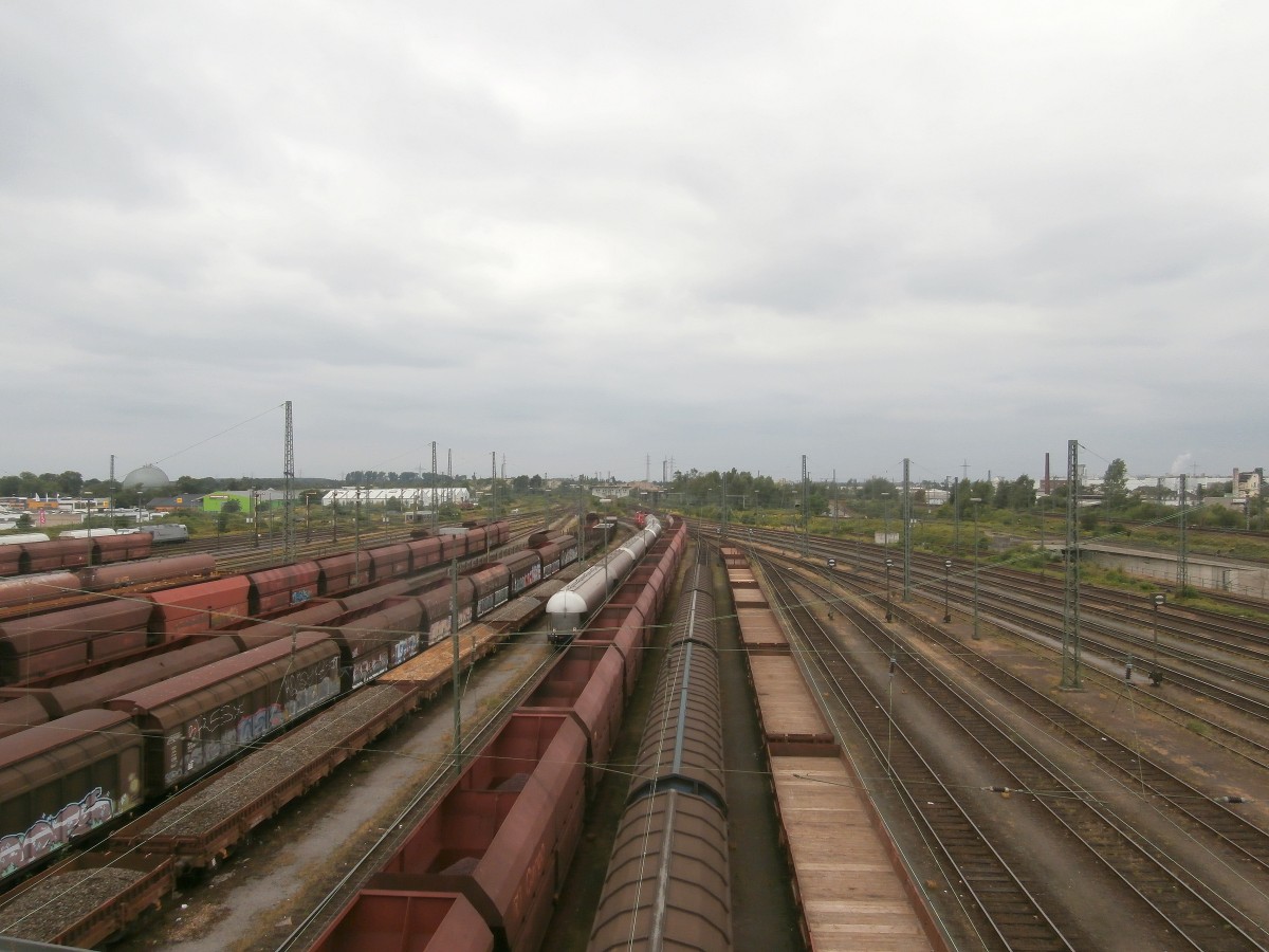 Blick auf den Güterbahnhof Neuss in Richtung Hafen. Hier herrschte heute toten Stille. An Werkstagen ist hier schon mehr los.

Neuss 19.06.2014