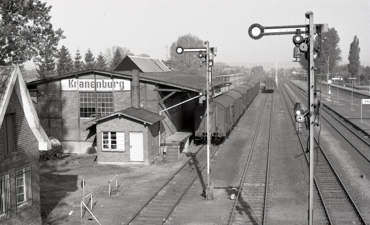 Blick auf den Güterschuppen der DB in Kranenburg am 06.05.1990, 09.00u. Der Betrieb lief noch und es gab viele Waggons zu beladen und entladen. Scanbild 7974, Ilford FP4.