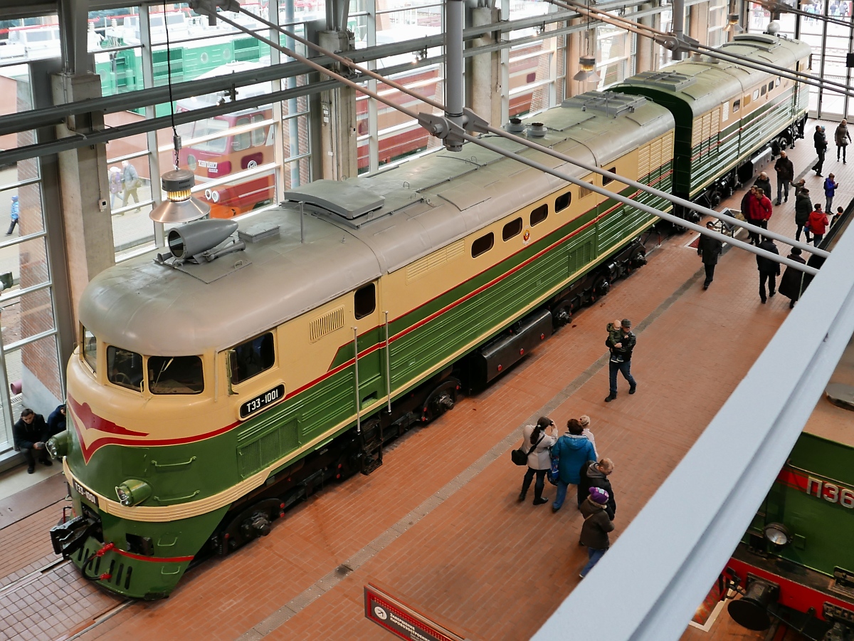 Blick auf die Güterzug-Diesellok ТЭ3-1001, Baujahr 1956, im Russischen Eisenbahnmuseum in St. Petersburg, 4.11.2017 