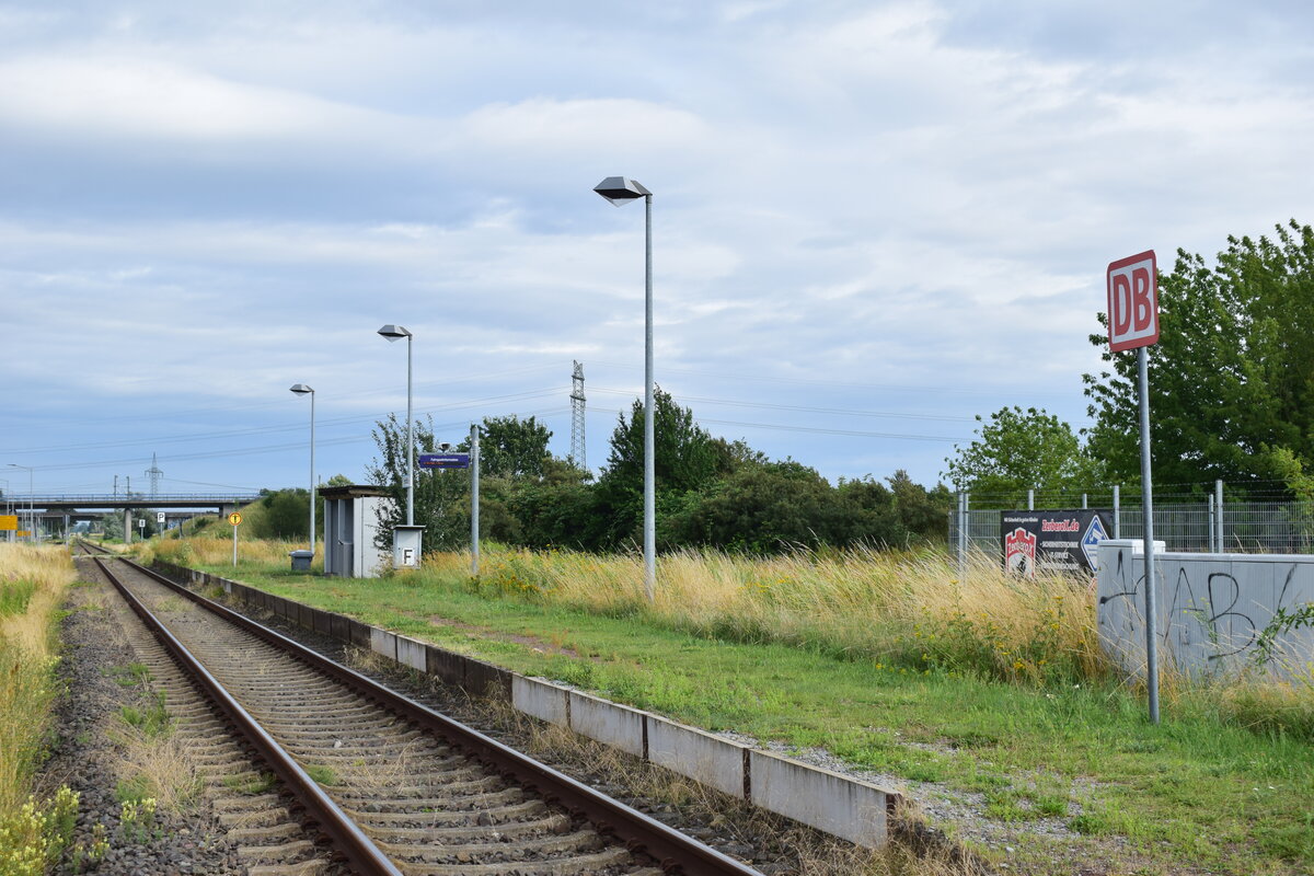 Blick auf den Haltepunkt Bindweide. Dieser liegt auf der Strecke Stendal - Tangermünde und wird von der RB33 bedient. In Bindweide hat man seit den 90er Jahren nicht mehr groß investiert. Besonders ist hier das DB Logo welches die Zeit bis heute überstanden hat. Es würde noch ein Relikt aus den Anfängen der DB AG sein.

Bindweide 23.07.2023