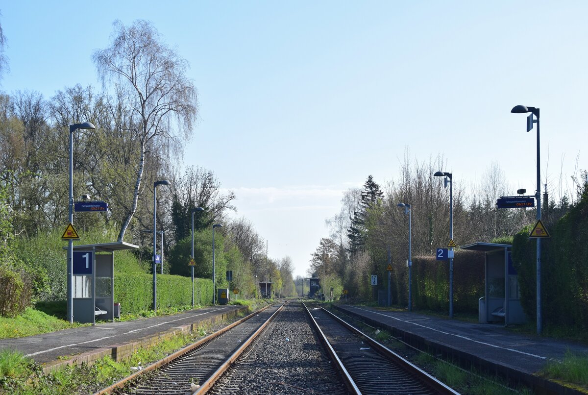 Blick auf den Haltepunkt Dortmund Rahm. Im Hintergrund befindet sich die Überleitstelle Dortmund Rahm. Das Bild wurde vom Bahnübergang aus gemacht.

Dortmund Rahm 14.04.2023