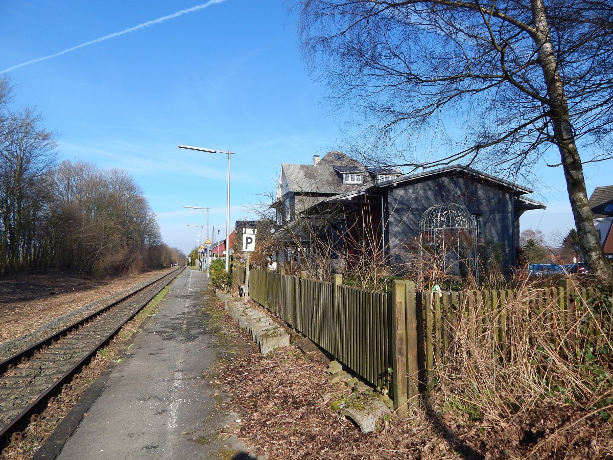 Blick auf den Haltepunkt Frömern. Rechts ist das ehemalige Bahnhofsgebäude zu sehen.
Heute ist kaum noch zu erkennen das es sich hier mal um einen Kreuzungsbahnhof handelte.

Frömern 13.02.2016