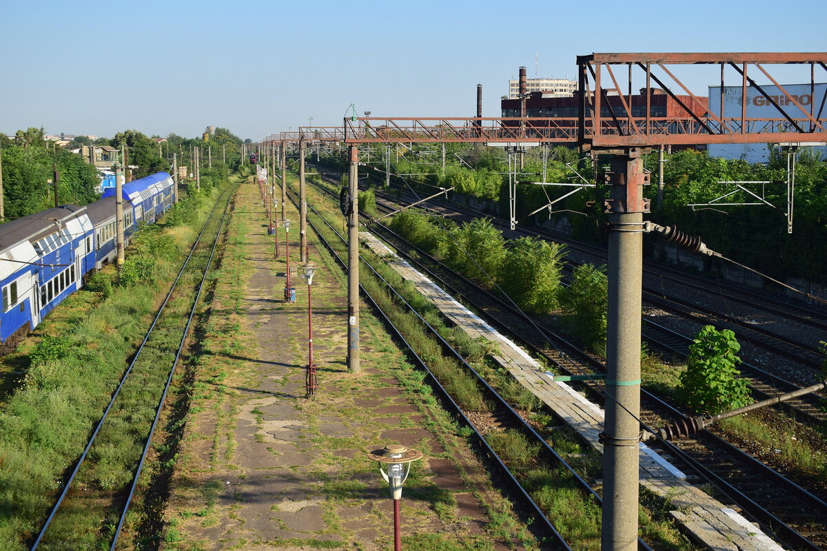 Blick auf den Haltepunkt Halta Basarab. Links befindet sich die Wagenabstellung. Die Schwellen dort wurden vor einiger Zeit dort als provisorischer Bahnsteig verlegt da die Streckengleise �ber Halta Basarab einige Zeit wegen Bauarbeiten gesperrt waren.

Bukarest 03.08.2026