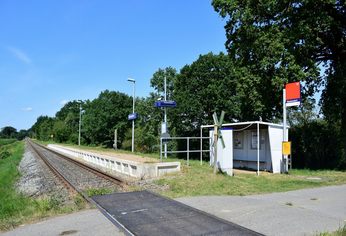 Blick auf den Haltepunkt Neetzendorf. Der Bahnsteig wurde erst vor einiger Zeit erneuert.

Neetzendorf 30.07.2021