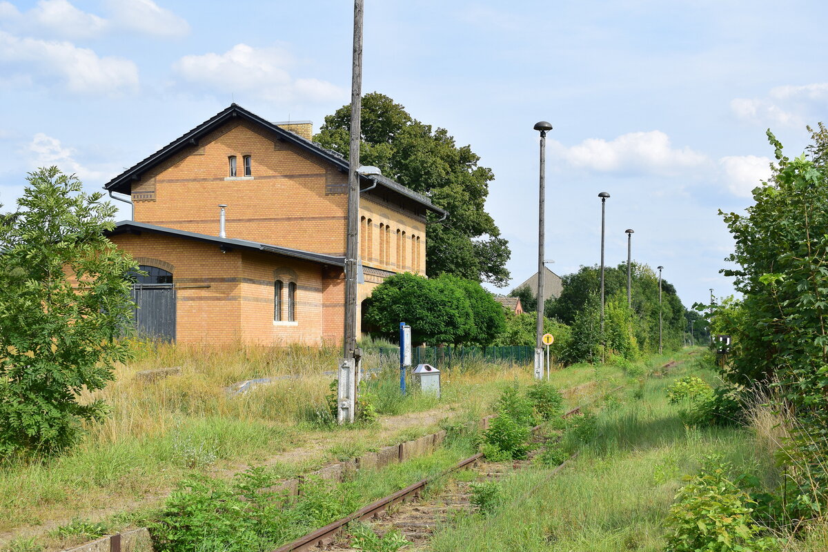 Blick auf den Haltepunkt Rackith und das dazugehörige Empfangsgebäude. 1998 wurden die durchgehenden Züge nach Eilenburg eingestellt und der letzte Ast von Wittenberg nach Bad Schmiedeberg Ende 2014 eingestellt. Zuletzt gab es hier 2017 Sonderzüge. Ende 2019 wurde die Strecke wegen Oberbaumängeln betrieblich gesperrt. Seitdem verwildern einige Teile der Strecke zusehens.

Rackith 13.08.2021