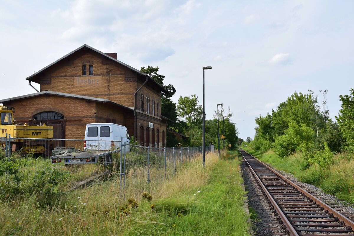 Blick auf den Haltepunkt Trebitz. Das Empfangsgebäude steht leer. Hier sieht die Strecke trotz der Sperrung noch sehr gepflegt aus und man könnte fast glauben es würde in Kürze ein Zug kommen. 1998 wurden die durchgehenden Züge nach Eilenburg eingestellt und der letzte Ast von Wittenberg nach Bad Schmiedeberg Ende 2014 eingestellt. Zuletzt gab es hier 2017 Sonderzüge. Ende 2019 wurde die Strecke wegen Oberbaumängeln betrieblich gesperrt. Seitdem verwildern einige Teile der Strecke zusehens.

Trebitz 13.08.2021