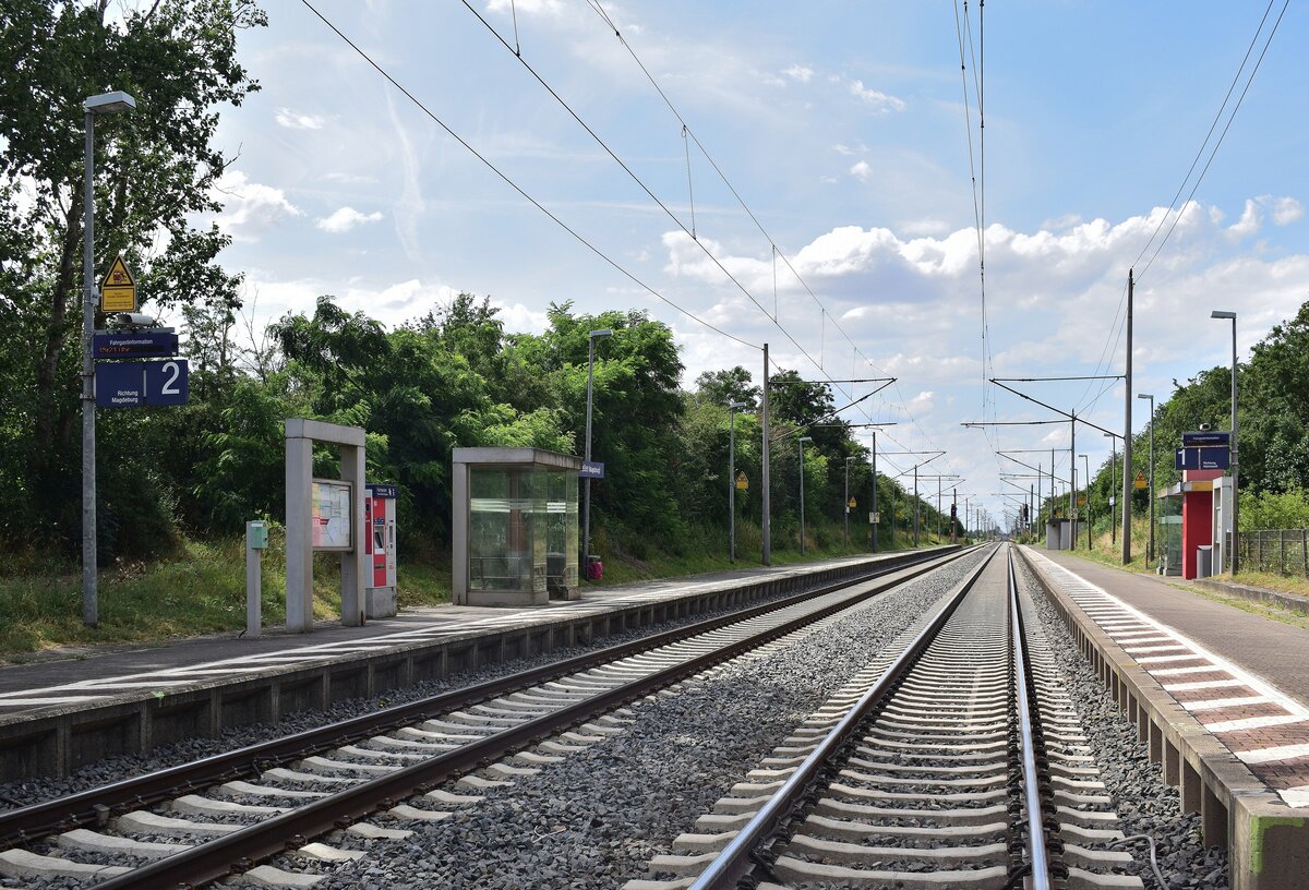 Blick auf den Haltepunkt Wellen vom Bahnübergang der L46 aus. 1993 wurde die Strecke zwischen Magdeburg und Helmstedt mit allen Bahnhöfen und Haltepunkten grundlegend moderisiert und elektrifiziert. Alle Bahnsteige wurden erneuert und die Strecke mit ESTW Technik ausgestattet. Bis heute hat sich hier nichts getan und die Bahnhöfe strahlen den modernen Charme der 90er Jahre aus.

Wellen 17.07.2023