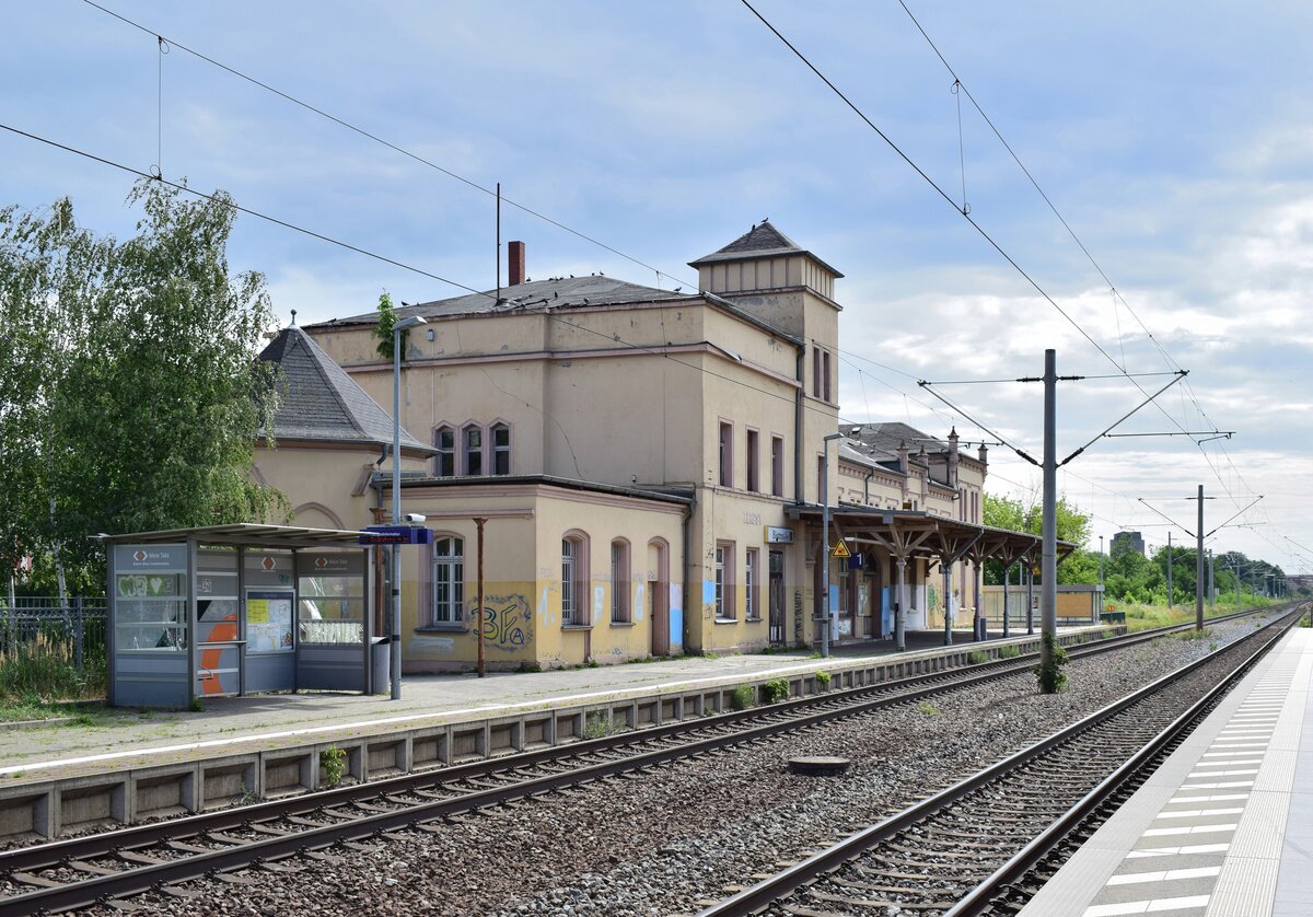 Blick auf den Haltepunkt Zerbst. Bis 2013 war Zerbst noch ein Bahnhof. Mit dem Umbau auf ESTW wurde Zerbst jedoch zum Haltepunkt zurück gebaut. Das Empfangsgebäude steht heute leer.

Zerbst 24.07.2020