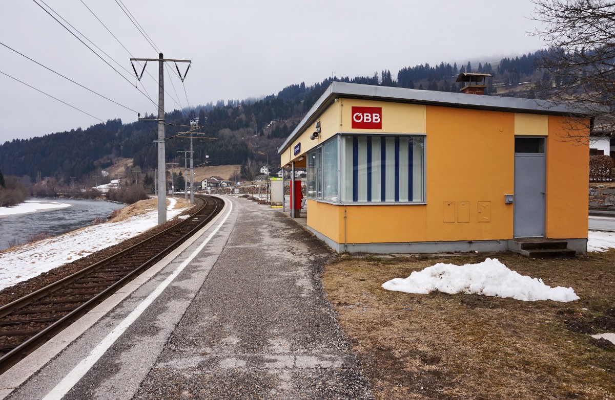 Blick auf die Haltestelle Berg im Drautal, am 23.2.2016. In den nächsten Jahren hat diese Haltestelle ausgedient, denn Berg wird einige Meter weiter hinten eine neue Haltestelle erhalten. 