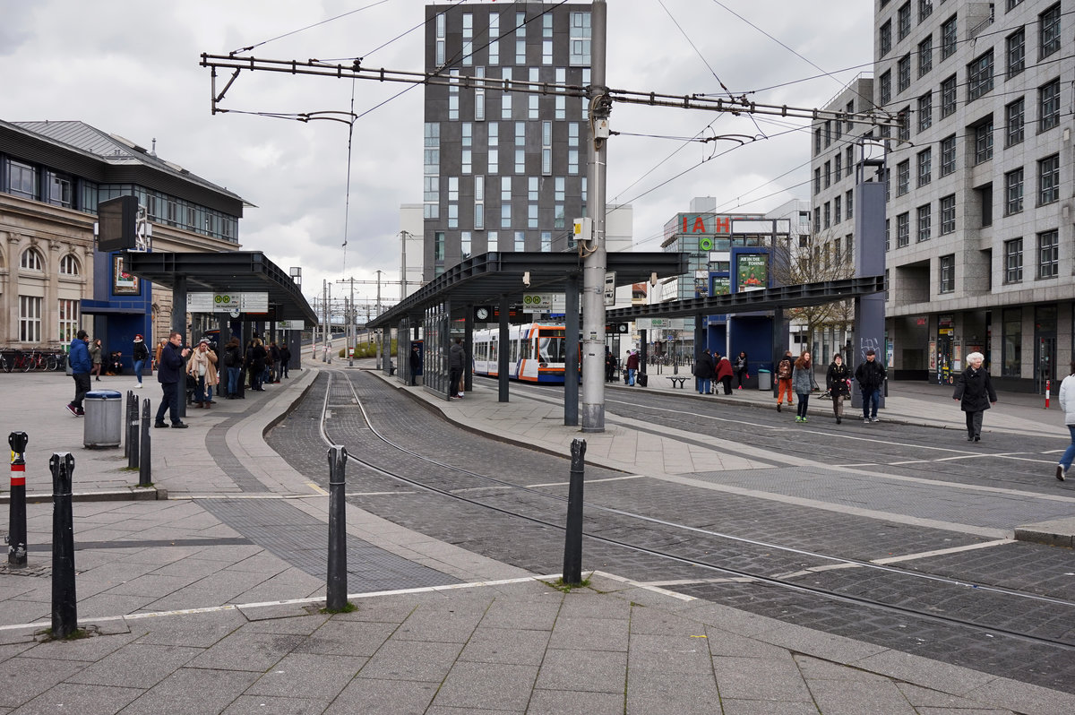 Blick auf die Haltestelle Mannheim Hauptbahnhof, am 28.3.2016.