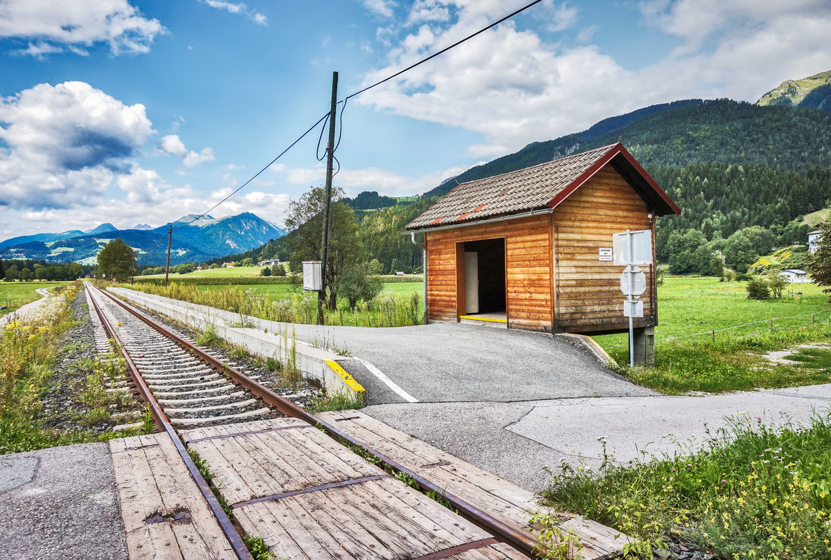 Blick auf die Haltestelle St. Daniel, am 20.8.2017.
Die Bahnhofsschilder am Unterstand sind nicht mehr vorhanden, da die ÖBB wenige Wochen nach der Einstellung des Betriebs mit allen Bahnhofsschilder entlang der Strecke verschwand.
Als einziges die beiden Bahnhofsuhren in Kötschach-Mauthen haben sie da gelassen.
Vor einiger Zeit haben die ÖBB von denen jedoch die Uhrzeiger mitgenommen.
Denen muss schon langweilig sein ;-)