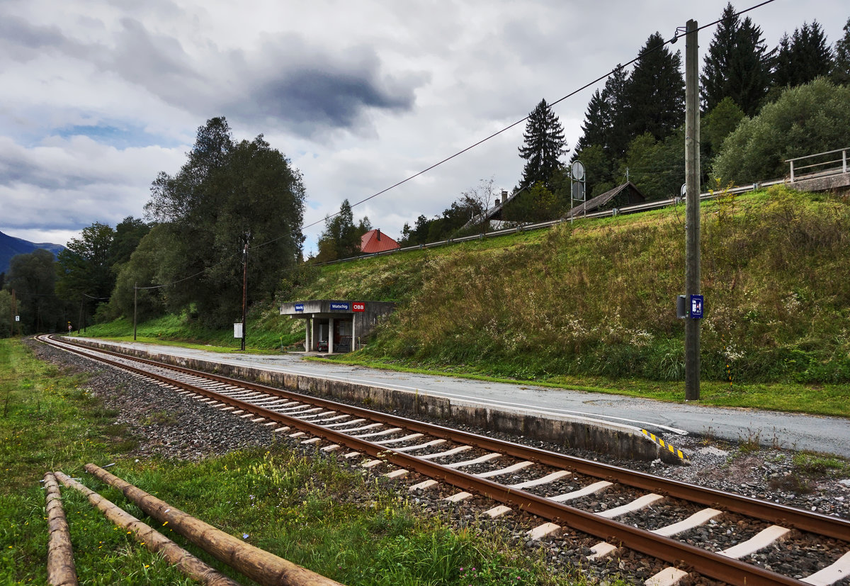 Blick auf die Haltestelle Watschig, am 6.9.2016.
Im Vordergrund sieht man noch zwei nagelneue Holzmasten. Klar so drei Monate vor der Betriebseinstellung muss man halt doch noch ein paar Kleinigkeiten erneuern. Die Strecke soll ja auch nicht komplett heruntergekommen in den Ruhestand gehen ;-)
