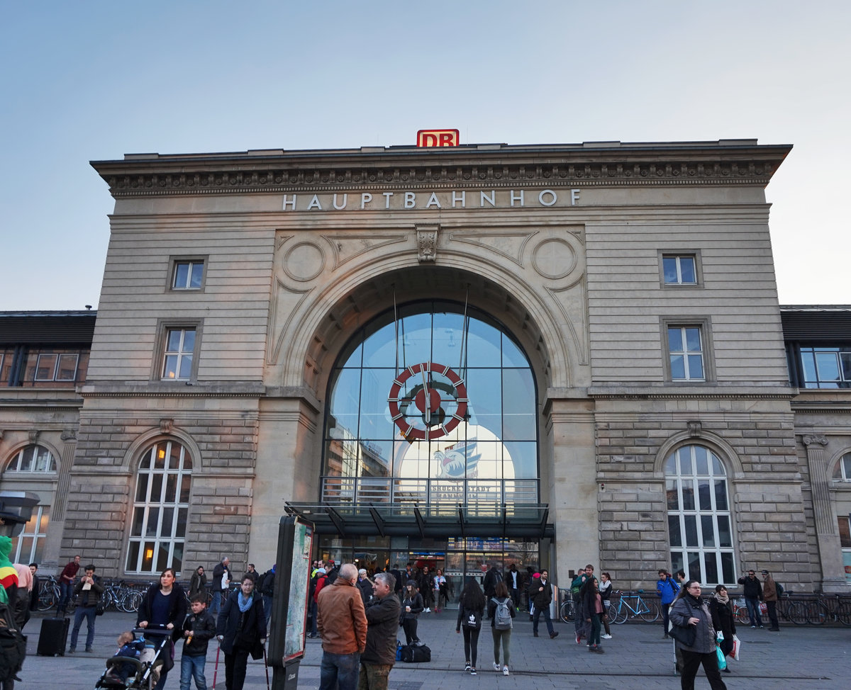 Blick auf den Haupteingang des Mannheimer Hauptbahnhofs am 18.3.2016.