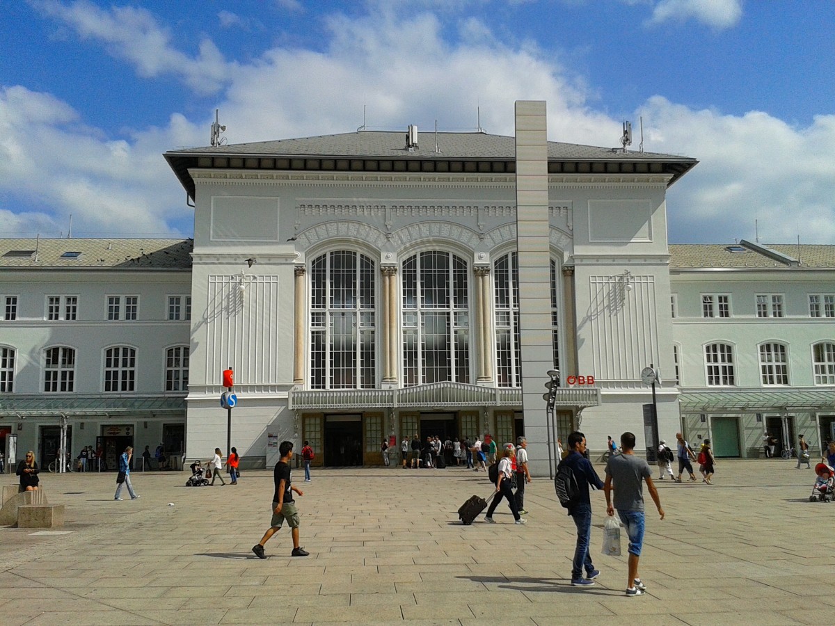 Blick auf den Haupteingang des Salzburger Hauptbahnhofs am 18.8.2015