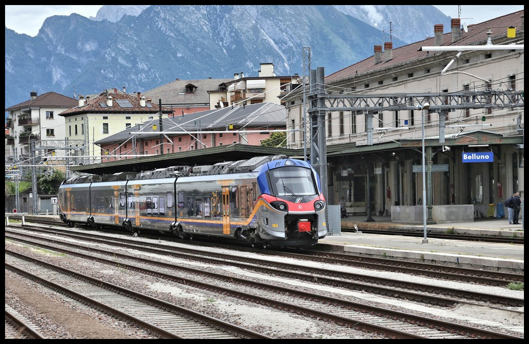 Blick auf das Hauptgebäude des Bahnhof Belluno am 30.5.2022. Um 11.00 Uhr steht ein Elektrotriebzug in Richtung Norden bereit.