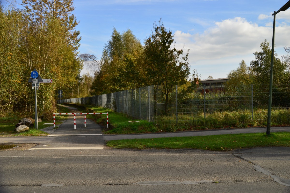 Blick auf den Hausbahnsteig und das Gleis 1 des ehemaligen Bahnhofs Kirchberg an der EX-Kbs 454(1980 zurückgebaut) Jülich-Aachen Nord. Heute wird die Trasse als Radweg benutzt, wie so viele stillgelegte Nebenbahnen. Das Gelände zwischen Jülich und Aachen Nord, das landwirtschaftlich genutzt wird, wurde wegen des Zuckerrübenanbaues auch scherzhaft, liebevoll Rübensahara genannt......Sonntag den 26.10.2014