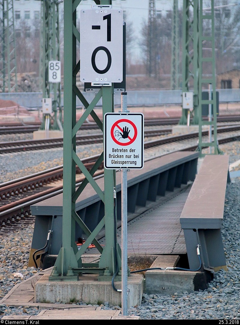 Blick auf eine Hektometertafel am km 1,0 am nördlichen Ende von Halle(Saale)Hbf auf Gleis 10, jedoch mit Strich bzw. negativem Vorzeichen vor der 1. Wer mehr dazu weiß, kann sich gerne melden. [25.3.2018 | 18:46 Uhr]